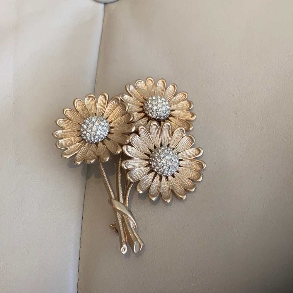 Vintage gold/rhinestone mid century pin